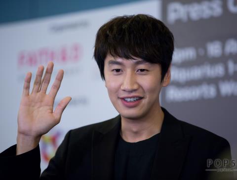 'Hoàng tử châu Á' Lee Kwang Soo 'đốn tim' fan bằng những cử chỉ tuyệt vời